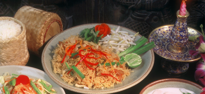 用泰国传统的方式品尝泰国美食.jpg